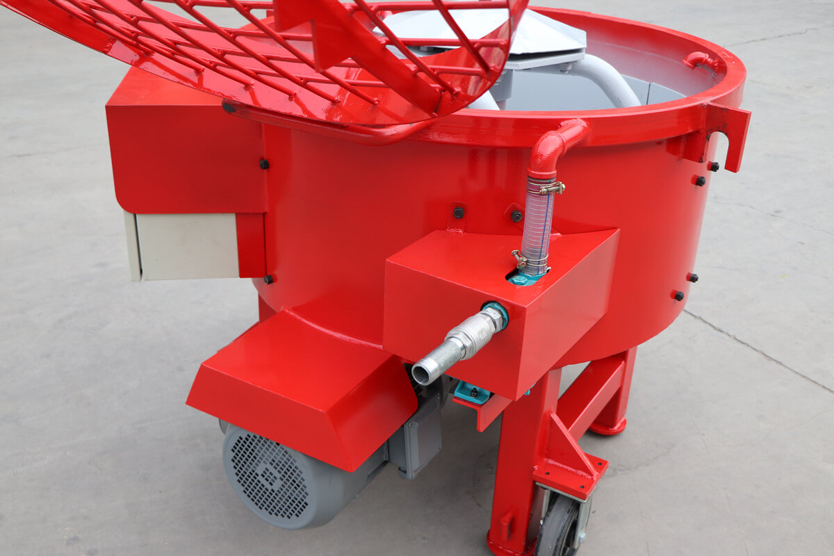 Refractory pan mixer with water pump