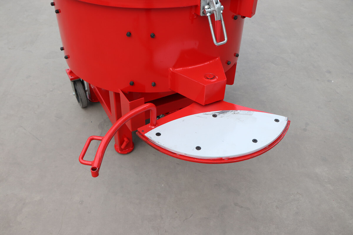 Hydraulic discharge door refractory pan mixer