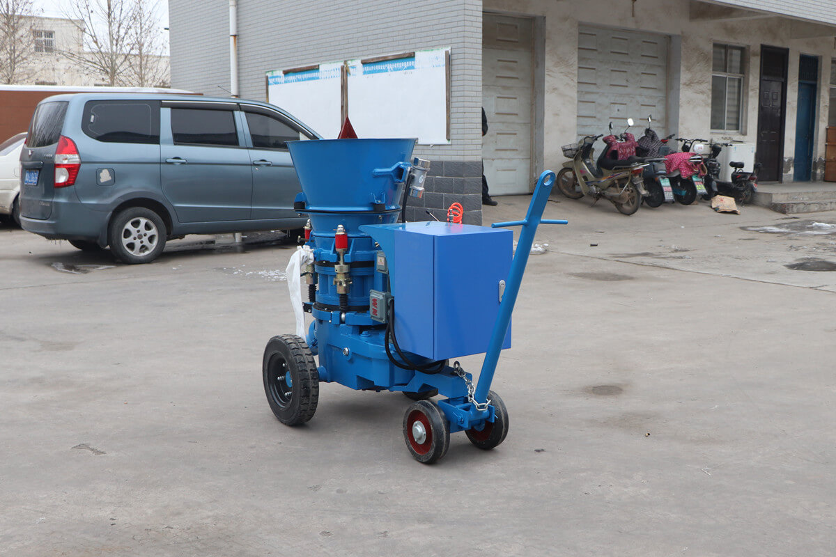 Refractory gunning machine for foundry furnace maintenance