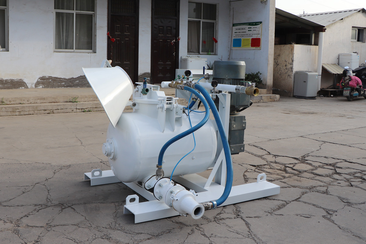 Solid and moistened concrete mixture pump