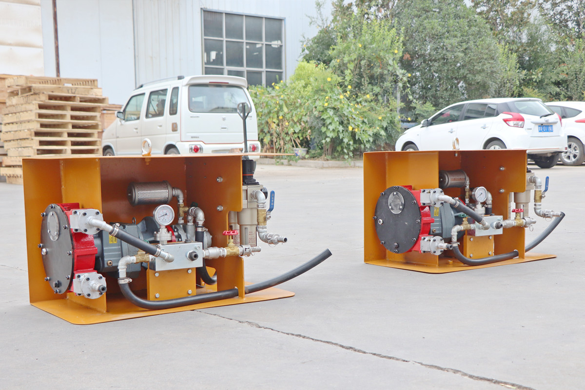 Liquid shotcrete accelerator for dry or wet shotcrete