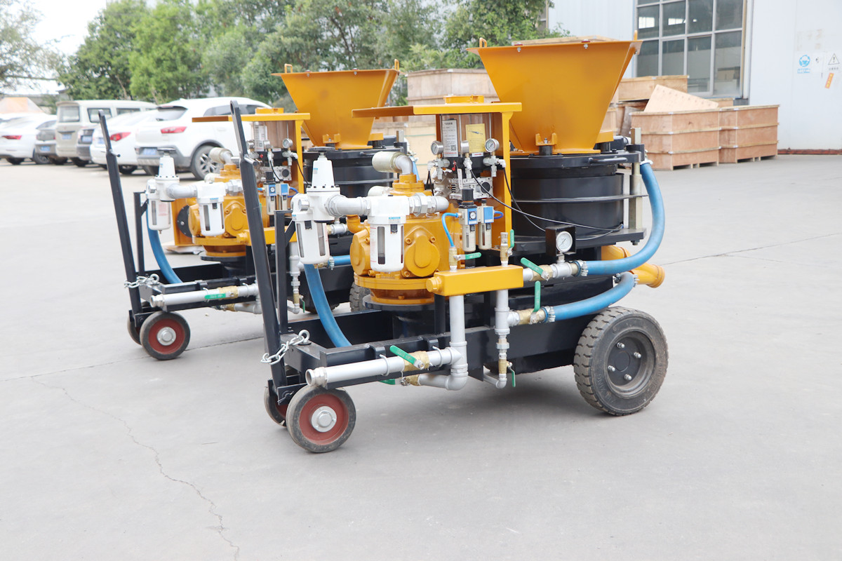 Compact concrete spraying machine for dry-shotcrete